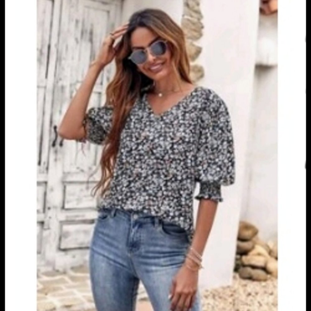 SHEIN Ditsy Floral Print V-neck Shirred Cuff Blouse (Size XL)
